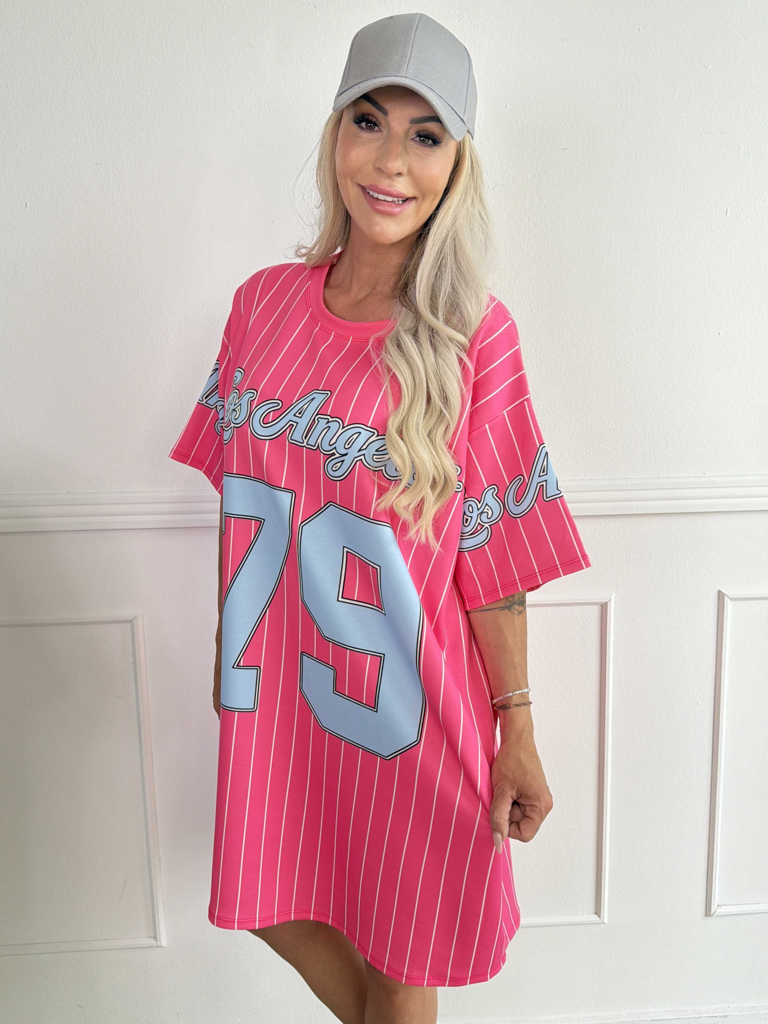 Andrea - T-shirtkjole i blød viskoseblanding med sporty baseball-inspireret design